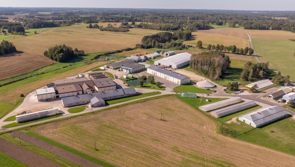 Navil asuvas 3600pealises seafarmis on peale tavapäraste ohutusmeetmete kasutusele võtnud veel üks tõhus nipp – tööriiete desinfitseerimine 80kraadises kuumakapis. Foto: Aigar Nagel